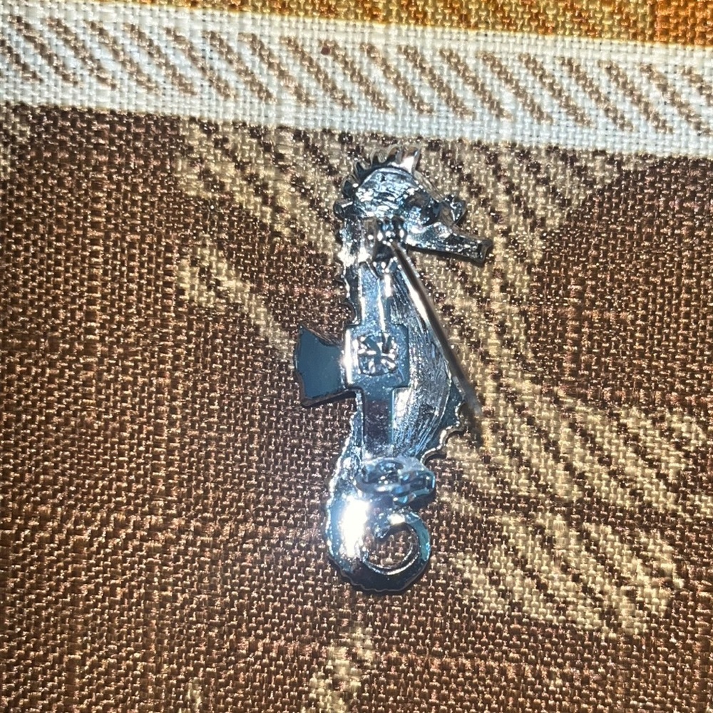 Silver seahorse brooch pin - Picture 3 of 3